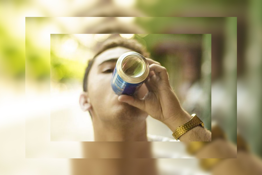 chico tomando cerveza